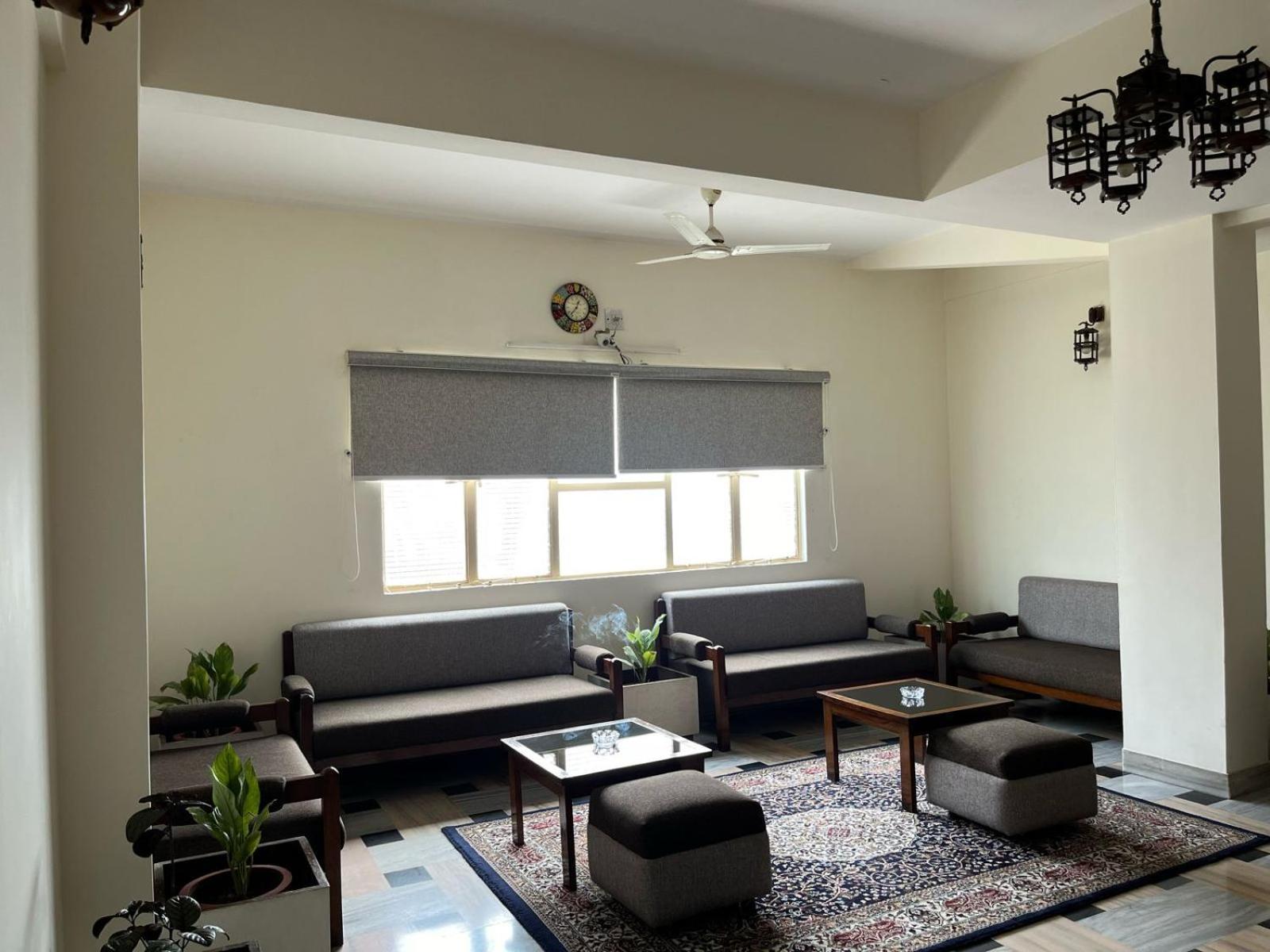 Gautam Hotel — Photos 1